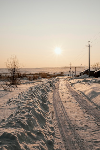 Vista del atardecer de invierno cubierto de nieve