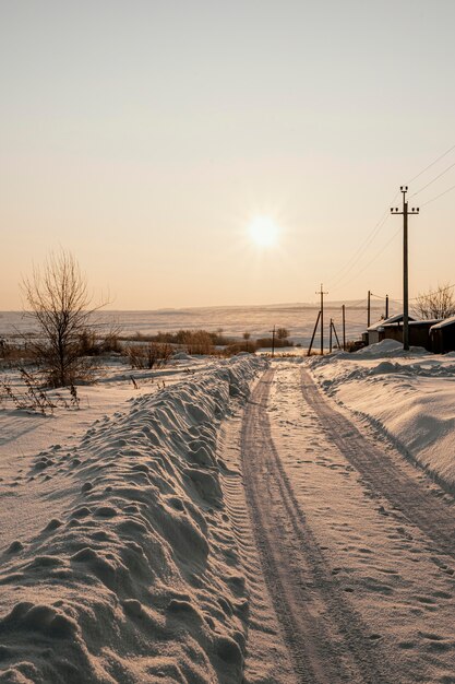 Vista del atardecer de invierno cubierto de nieve