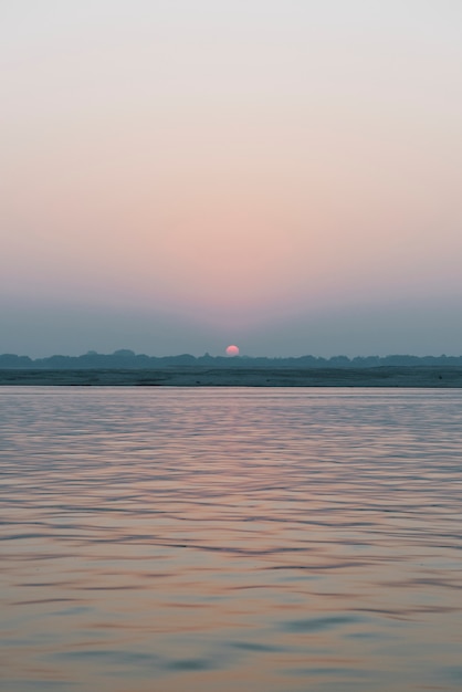 Vista del atardecer en el río Ganges en Varanasi, India