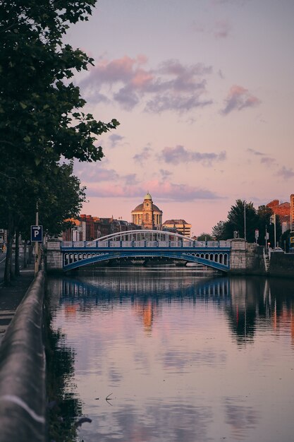 Vista del atardecer del río Liffey capturada junto con el puente