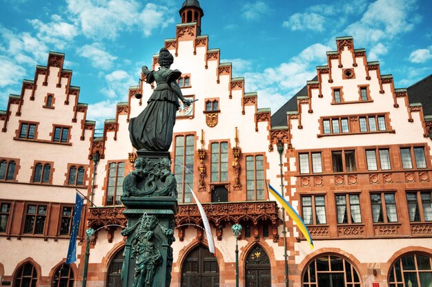 Vista del Ayuntamiento de Roemerberg en Frankfurt Alemania