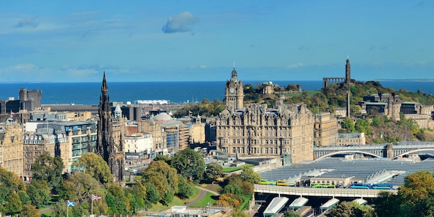 Vista de la azotea de la ciudad de Edimburgo con arquitecturas históricas. Reino Unido.