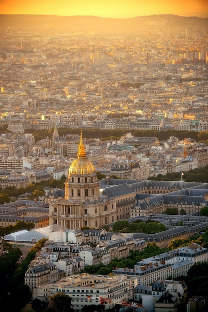 Vista de la azotea de la ciudad de París con la tumba de Napoleón al atardecer.