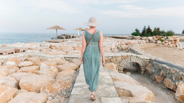 Foto gratuita vista de bach de mujer turista senior en la playa