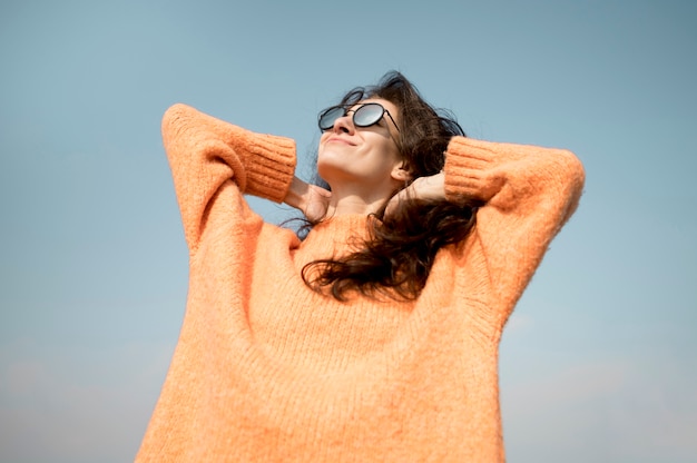 Foto gratuita vista baja hermosa mujer con gafas de sol