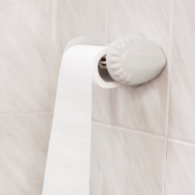 Foto gratuito vista de baño de alto ángulo con rollo de papel higiénico