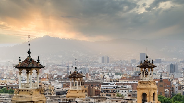 Vista de Barcelona desde el Palau Nacional, cielo nublado. España