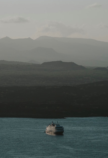 Vista de un barco navegando en las Islas Galápagos