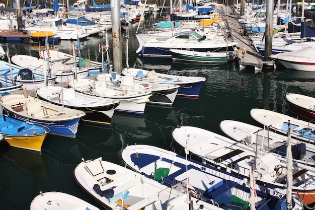 Vista de barcos en el puerto