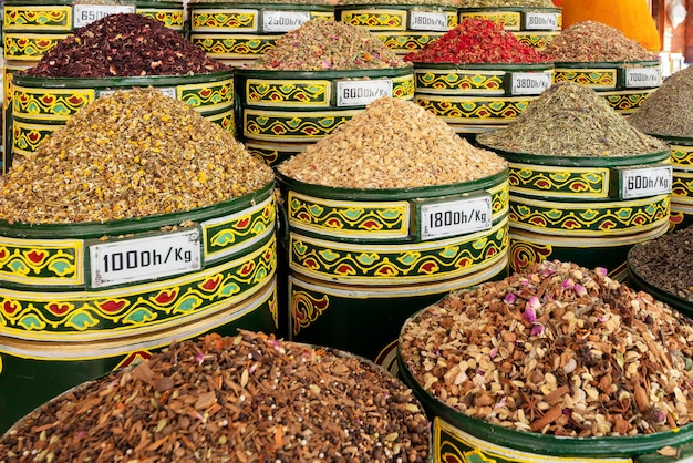 Vista de barriles sices en una tienda en Marrakech