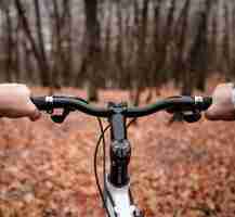 Foto gratuita vista de bicicleta de montaña de ciclista