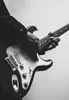 Foto gratuita vista en blanco y negro de una persona tocando la guitarra eléctrica
