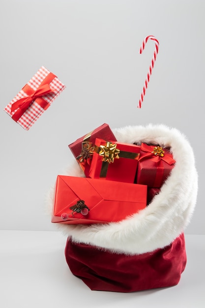 Foto gratuita vista de la bolsa de santa claus con cajas de regalo