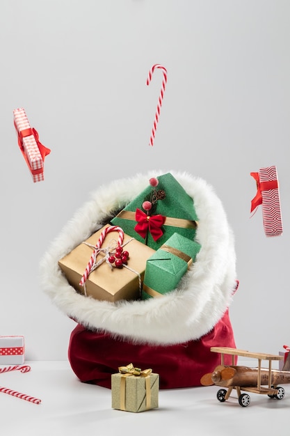 Vista de la bolsa de santa claus con regalos y juguetes.