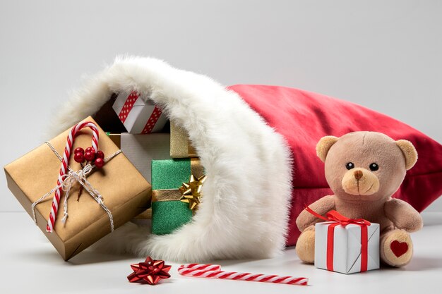 Vista de la bolsa de santa claus con regalos y juguetes.