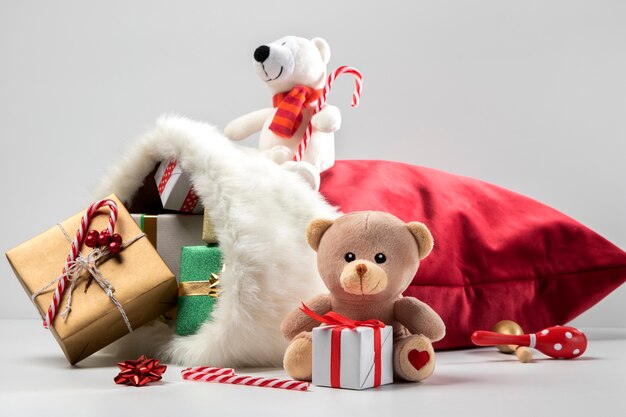 Vista de la bolsa de santa claus con regalos y juguetes.