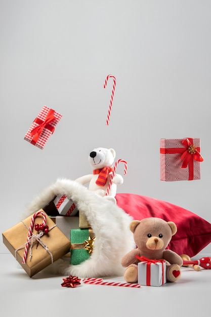 Vista de la bolsa de santa claus con regalos y juguetes.