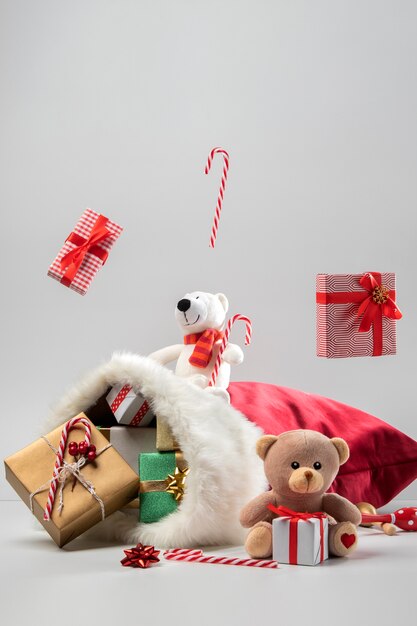 Vista de la bolsa de santa claus con regalos y juguetes.