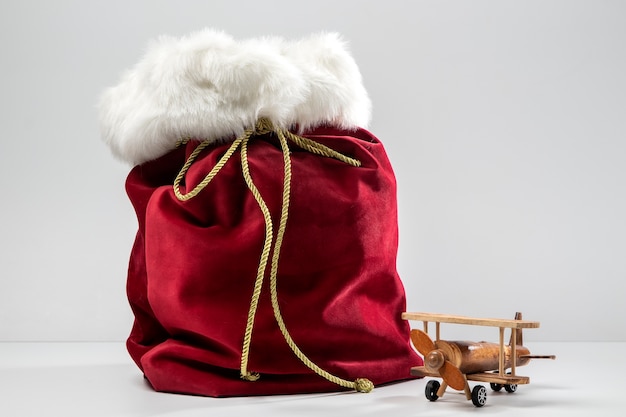 Vista de la bolsa de santa claus con regalos y juguetes.