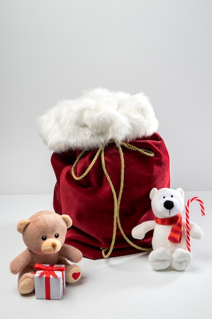 Vista de la bolsa de santa claus con regalos y juguetes.