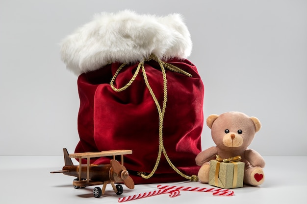 Vista de la bolsa de santa claus con regalos y juguetes.