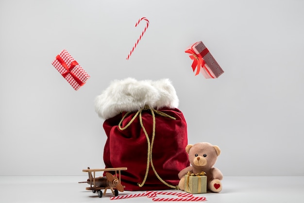 Vista de la bolsa de santa claus con regalos y juguetes.