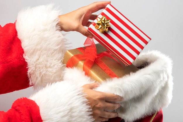 Vista de la bolsa de santa claus con regalos