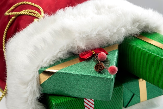 Foto gratuita vista de la bolsa de santa claus con regalos