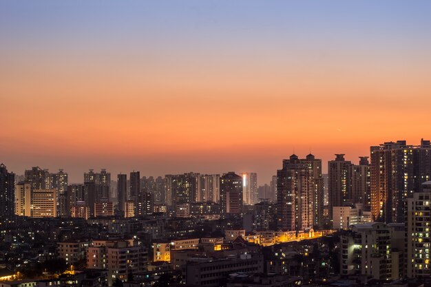 Vista bonita de la ciudad en el crepúsculo