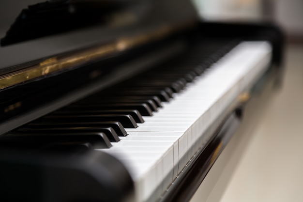 Vista borrosa de las teclas de un piano