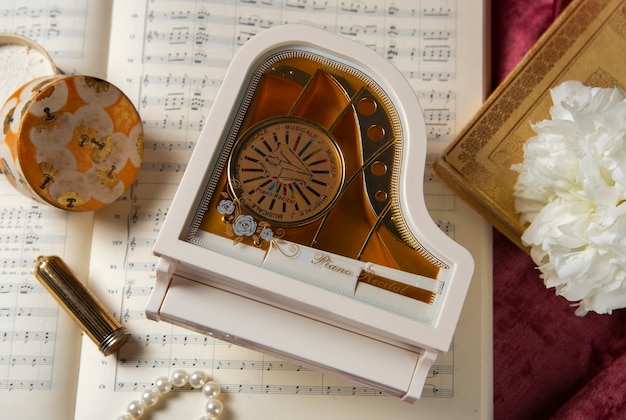 Foto gratuita vista de la caja de música en forma de piano con decoración bohemia