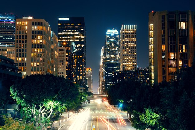 Vista de la calle del centro de Los Ángeles por la noche