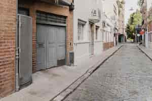 Foto gratuita vista de una calle de la ciudad con casas