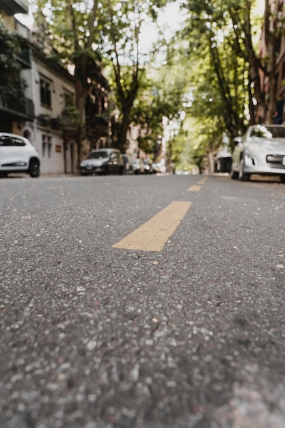 Foto gratuita vista de la calle de la ciudad con coches.