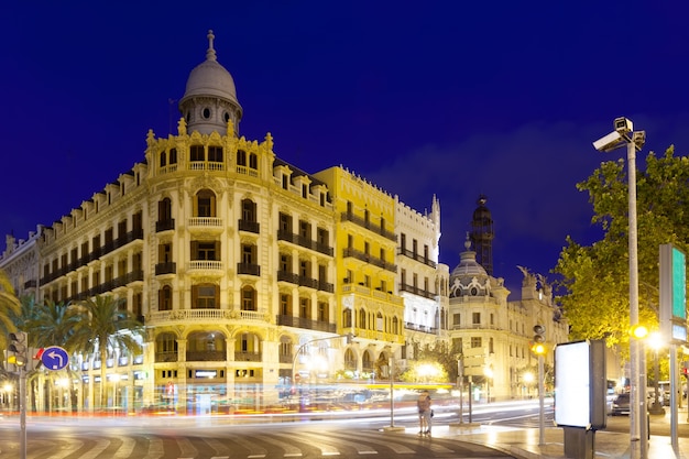 Vista de la calle de la ciudad en la noche. Valencia, España