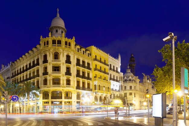 Vista de la calle de la ciudad en la noche. Valencia, España