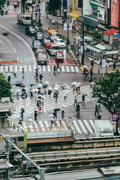 Vista de la calle concurrida con gente y tarjeta.