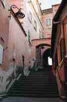 Foto gratuita vista de la calle sibiu escalera entre antiguas casas históricas.