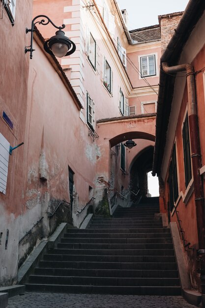 Vista de la calle Sibiu escalera entre antiguas casas históricas.