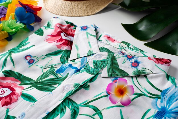 Vista de camisa hawaiana con estampado floral