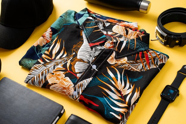 Vista de camisas hawaianas con estampado floral y reloj inteligente