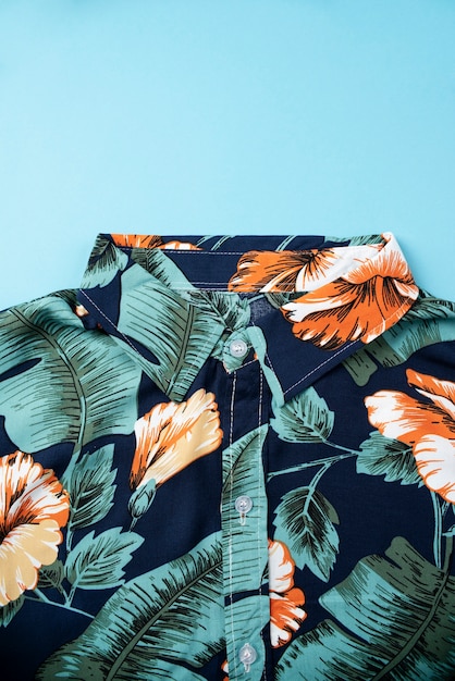 Vista de camisas hawaianas con estampado floral