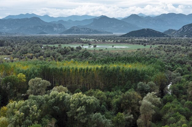 Vista de los campos y montañas en Montenegro