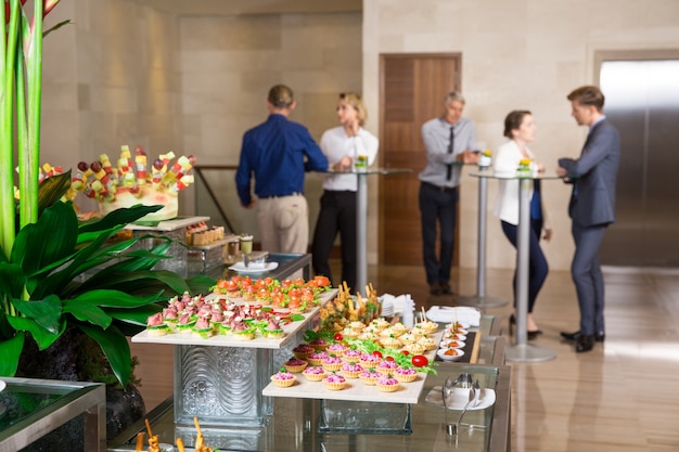 Foto gratuita vista de canapés y tartaletas sobre mesa buffet