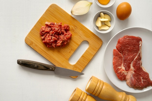 Foto gratuita vista de carne de res para plato de tartar de bistec