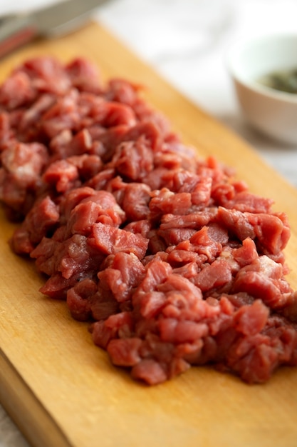 Foto gratuita vista de la carne de vacuno para plato de tartar de bistec