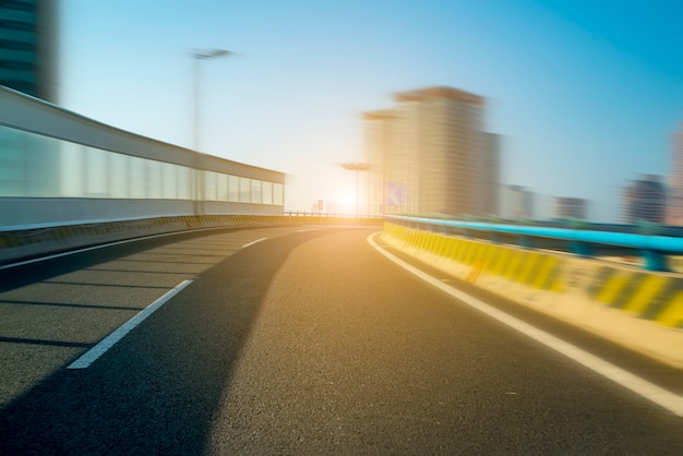 vista de carretera y ciudad