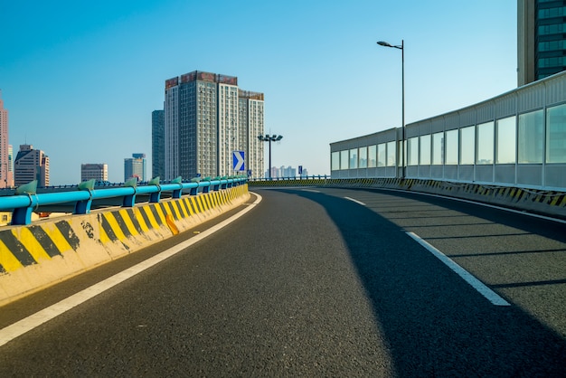 Foto gratuita vista de carretera y ciudad