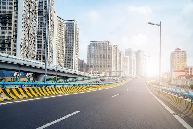 vista de carretera y ciudad