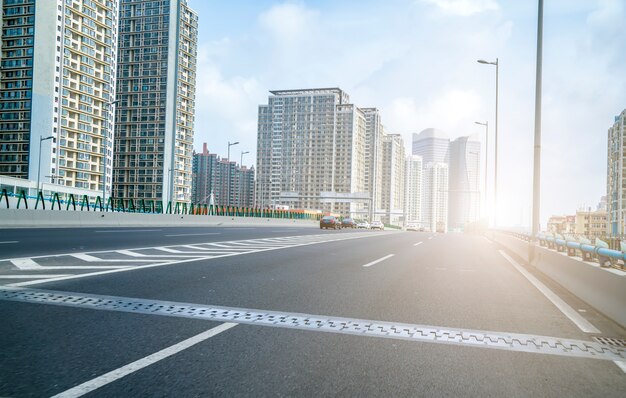 vista de carretera y ciudad